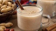 Chá de amendoim que fica pronto em 15 minutos vira opção doce, cremosa e sem álcool para dias frios: para que serve e como fazer