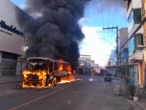 Ônibus com passageiros sofre pane e pega fogo no bairro do Uruguai