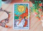 O Sol brilha no tarot desta quinta (9): dia perfeito para tomar decisões e enxergar tudo com mais clareza