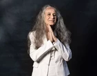 Maria Bethânia pede ajuda para Santo Amaro: 'purificar o Subaé, mandar os malditos embora'