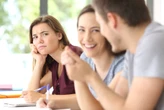 De escanteio? O que fazer se a sua amiga te 'trocar' pelo namorado