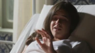 Garota do Momento: Bia acorda do coma e é confortada por Clarice
