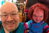 Ator que deu vida a Chucky em 'Brinquedo Assassino' morre em meio a investigação por assédio