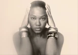 Em novo álbum, Luedji Luna canta a dimensão oceânica do amor
