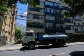 Serviços restritos e gastos com caminhão-pipa: veja os prejuízos causados pela falta de água
