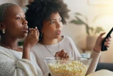 Maratonar séries e passar horas nas redes não descansam o cérebro; entenda por que você continua cansado
