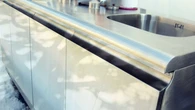 Adeus à bancada de granito: inox volta a ganhar espaço nas cozinhas por ser prático, resistente e fácil de limpar