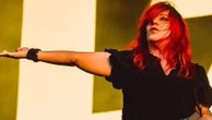 Jennifer Finch, baixista da banda L7, mostra cicatriz após diagnóstico de câncer