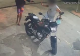 Homem tem moto roubada em assalto na frente de farmácia em Salvador; veja vídeo