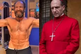 Treino, corrida, salmão no café da manhã e +: veja como Ralph Fiennes, ator de Conclave, ganhou músculos aos 62 anos