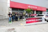 Bancários paralisam agências do Santander em protesto realizado em Salvador