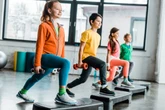 Após influenciadora fitness declarar que dá suplementos aos filhos, surgiu o debate: criança pode tomar whey e creatina?