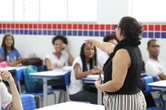 Quase 19 mil educadores da rede estadual podem avançar nos graus da carreira; veja lista