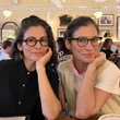 Renata Vasconcellos celebra 53 anos com irmã gêmea e confunde seguidores: 'É a de preto?'