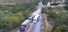 Vídeo: caminhão descontrolado sai batendo em outros veículos na BR-116, na Bahia