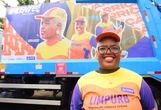 Caminhões recebem plotagem especial em homenagem a agentes de limpeza de Salvador