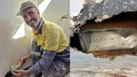 Pintor descobre garrafa com mensagem escondida em parede há 122 anos