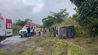Ônibus tomba na BA-120 e deixa duas mulheres mortas