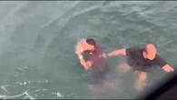 Homem é preso em alto mar após fugir à nado de flagrante de policiais