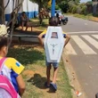 No dia da 'mochila maluca', menino surpreende e emociona ao levar caixão em homenagem ao pai