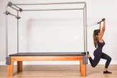 O exercício que virou febre nas redes realmente levanta o bumbum? Especialista responde