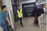 Ex-treinador de clube inglês é flagrado trabalhando em aeroporto após demissão