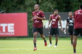 Com temporada passada de exemplo, Vitória enfrenta Santos em busca de primeiro triunfo fora de casa