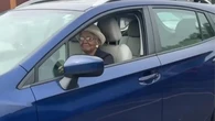 Idosa de 108 anos renova carteira de motorista e poderá dirigir legalmente até os 115
