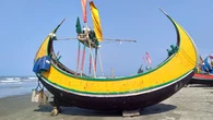 Barco em formato de Lua navega em zigue-zague, ignora ondas gigantes e vira salvação de pescadores