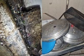 Fornecedor de comida para hospitais é fechado por esgoto aberto e sinais de insetos