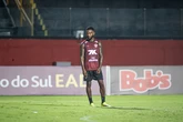 Embalado por goleada, Vitória aposta na força do Barradão contra o Inter para subir na tabela