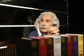 Frase de Einstein do dia: 'Aquele que segue a multidão geralmente não vai além dela. Aquele que caminha sozinho pode chegar a lugares onde ninguém jamais esteve' - reflexão sobre originalidade e coragem