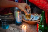 Onde a espiritualidade senta à mesa: o bar de Stella Maris que virou ponto de encontro de fé, samba e Zé Pilintra