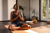 Conheça os benefícios da prática de yoga às cegas