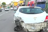 Viatura desvia de cachorro na pista, capota e atinge quatro carros na Av. Bonocô