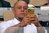 Campeão do penta, Roberto Carlos chama atenção com iPhone de ouro na Copa do Mundo; aparelho pode valer mais que um carro