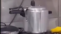 Vídeo: panela de pressão vira bomba quando família coloca colher no cabo; assista