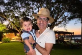 ACM Neto posa com filho em fazenda e celebra primeiro São João do pequeno