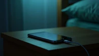 Carregar celular à noite deve ser evitado, segundo especialistas