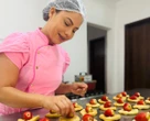 Baiana fatura até R$ 60 mil em um mês ensinando a fazer morango do amor