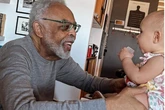 Gilberto Gil exibe momento fofo com a bisneta Aurora: 'Tirando um sorriso do biso'