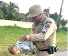 Policiais salvam bebê engasgado que estava sem respirar