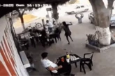 Homem golpeia cliente com barra de ferro na cabeça em bar; vídeo flagrou momento