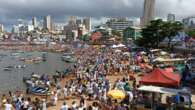 Barcos levam fiéis para entregar oferenda a Iemanjá no Rio Vermelho