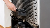 Quase ninguém limpa essa parte da geladeira, mas ela pode aumentar o consumo de energia