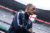 Treinador da Inglaterra faz fala xenofóbica em crítica ao VAR: "Três sul-americanos para um jogo como este"