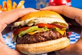 Nova hamburgueria chega a Salvador com proposta inspirada nas lanchonetes clássicas