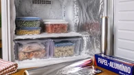 Freezer vive cheio de gelo? Truque baratinho com item que você tem em casa ajuda a evitar placas nas paredes