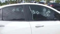 Motorista é baleado dentro do carro e bate em poste na orla de Piatã