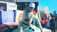 VÍDEO: Piloto da Nascar se desequilibra, bate a cabeça e sofre fatura durante comemoração
